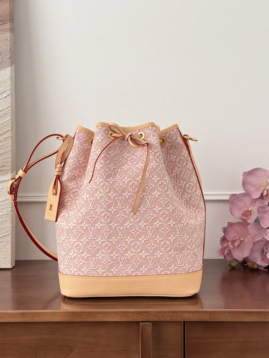 Розовая сумка-ведро Louis Vuitton Noé с бежевой кожаной отделкой, вид спереди