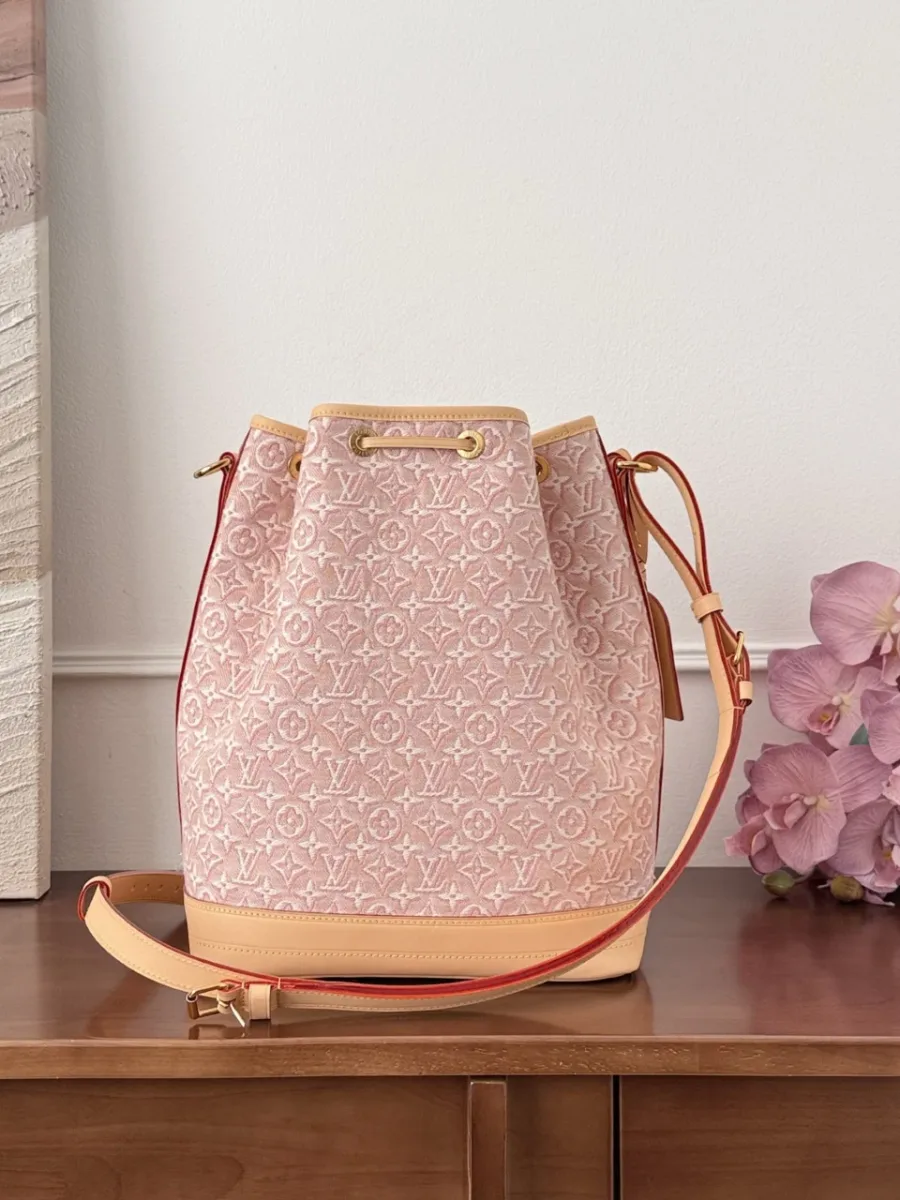 Розовая сумка-ведро Louis Vuitton Noé с регулируемым плечевым ремнем, вид спереди