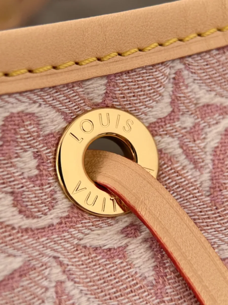 Золотистый люверс с гравировкой Louis Vuitton и кожаный шнурок