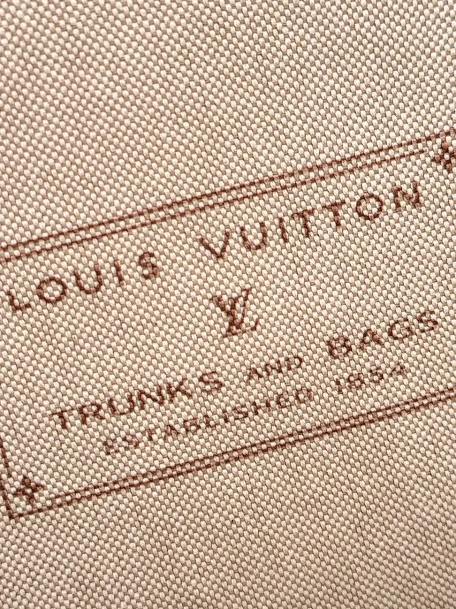 Фирменный принт Louis Vuitton Trunks and Bags на внутренней стороне сумки