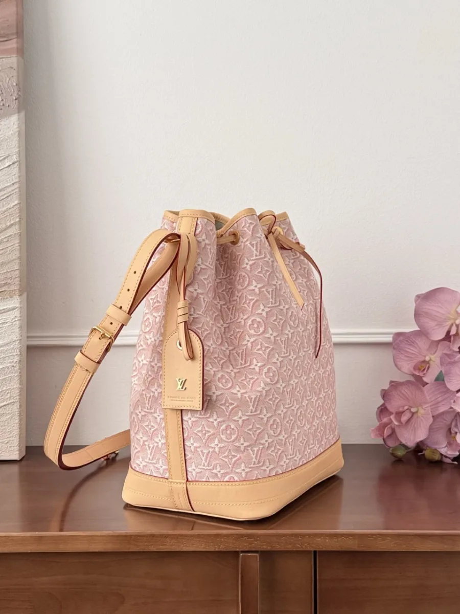 Розовая сумка-ведро Louis Vuitton Noé, вид сбоку