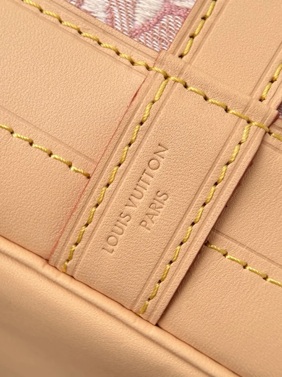Крупный план кожаной детали с тиснением Louis Vuitton Paris