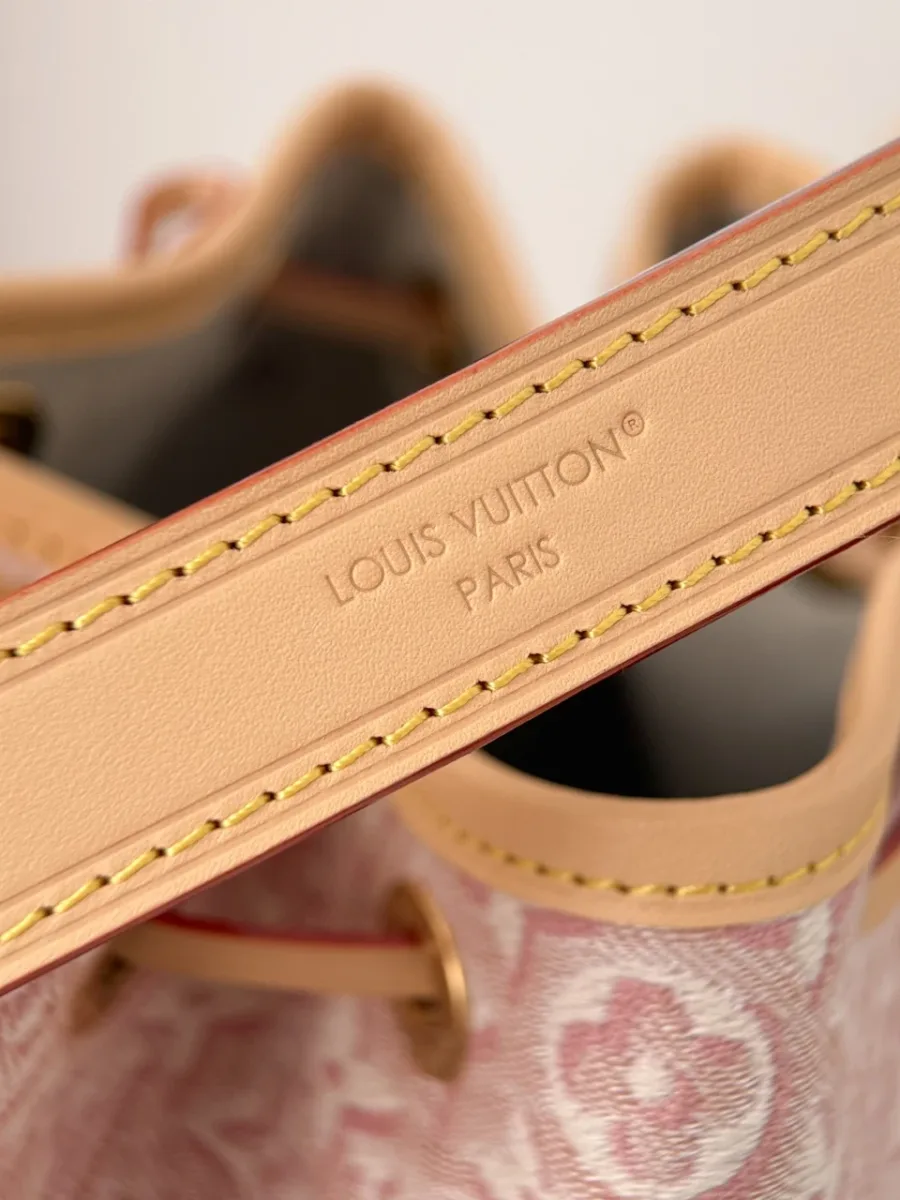 Тиснение Louis Vuitton Paris на кожаном ремне сумки