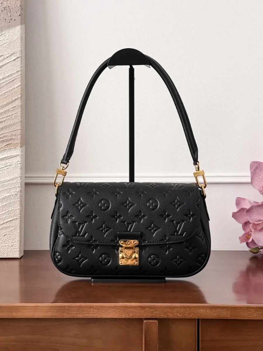 Сумка Louis Vuitton Pochette Métis из чёрной кожи с тиснением Monogram, вид спереди
