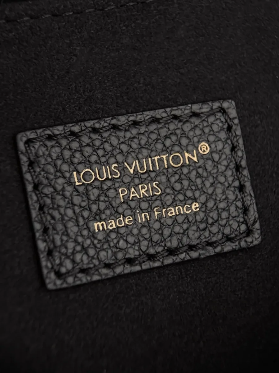 Кожаная нашивка с золотистым тиснением Louis Vuitton Paris made in France внутри сумки
