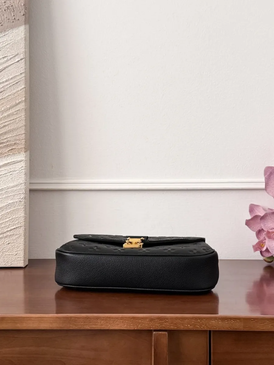 Чёрная сумка Pochette Métis, вид снизу