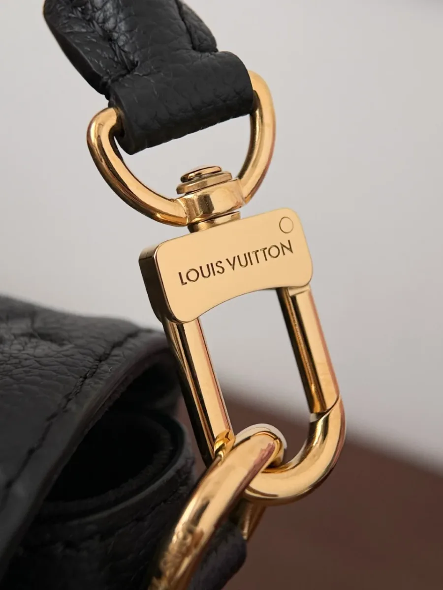 Золотистый карабин плечевого ремня с гравировкой Louis Vuitton