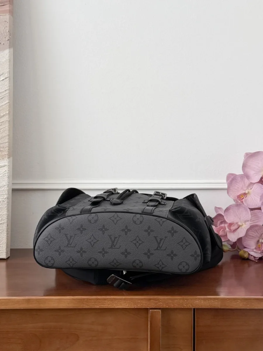 Серый рюкзак Louis Vuitton Christopher PM, вид снизу