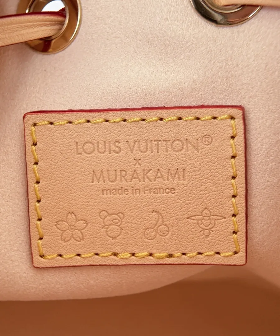 Кожаная нашивка Louis Vuitton x Murakami внутри сумки