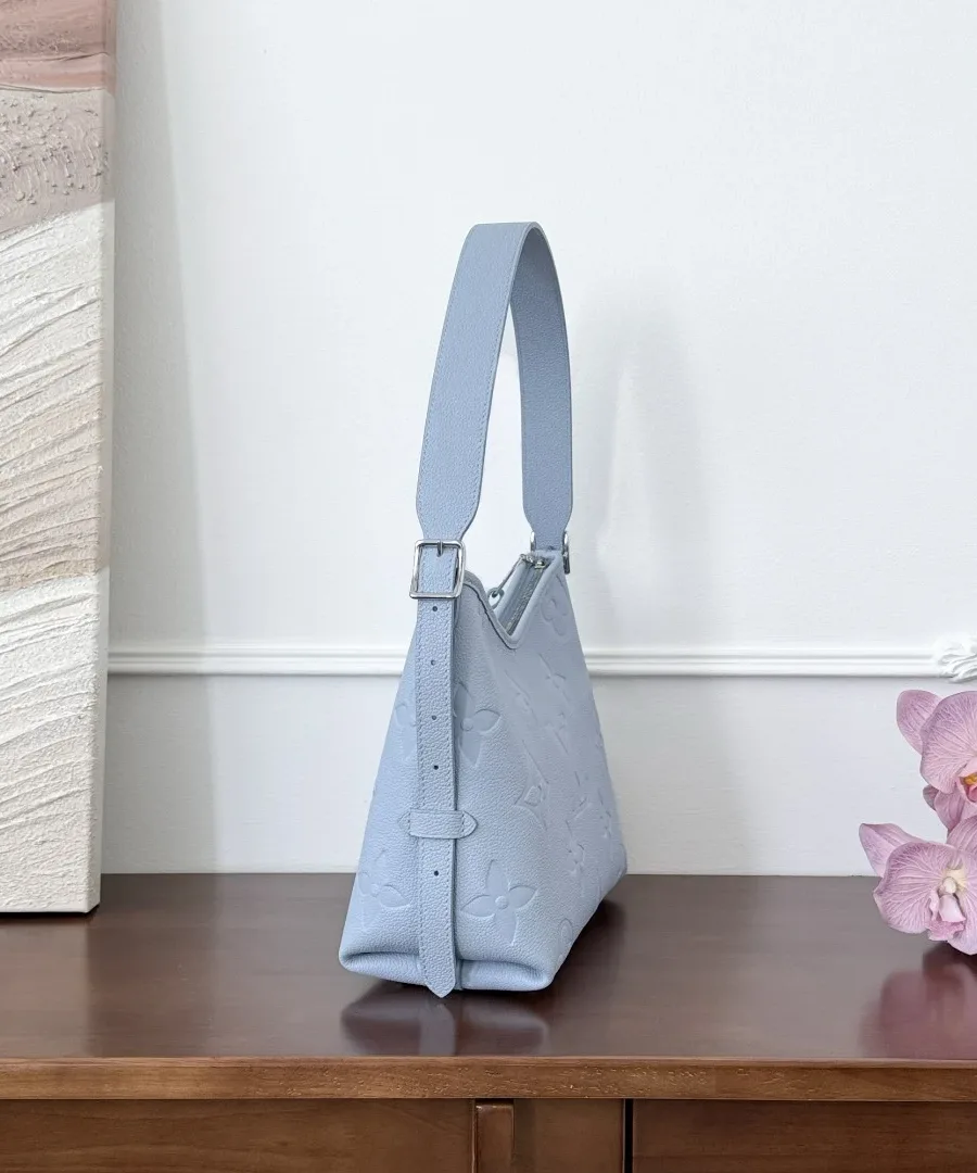 Голубая сумка Louis Vuitton Carryall PM, вид сбоку