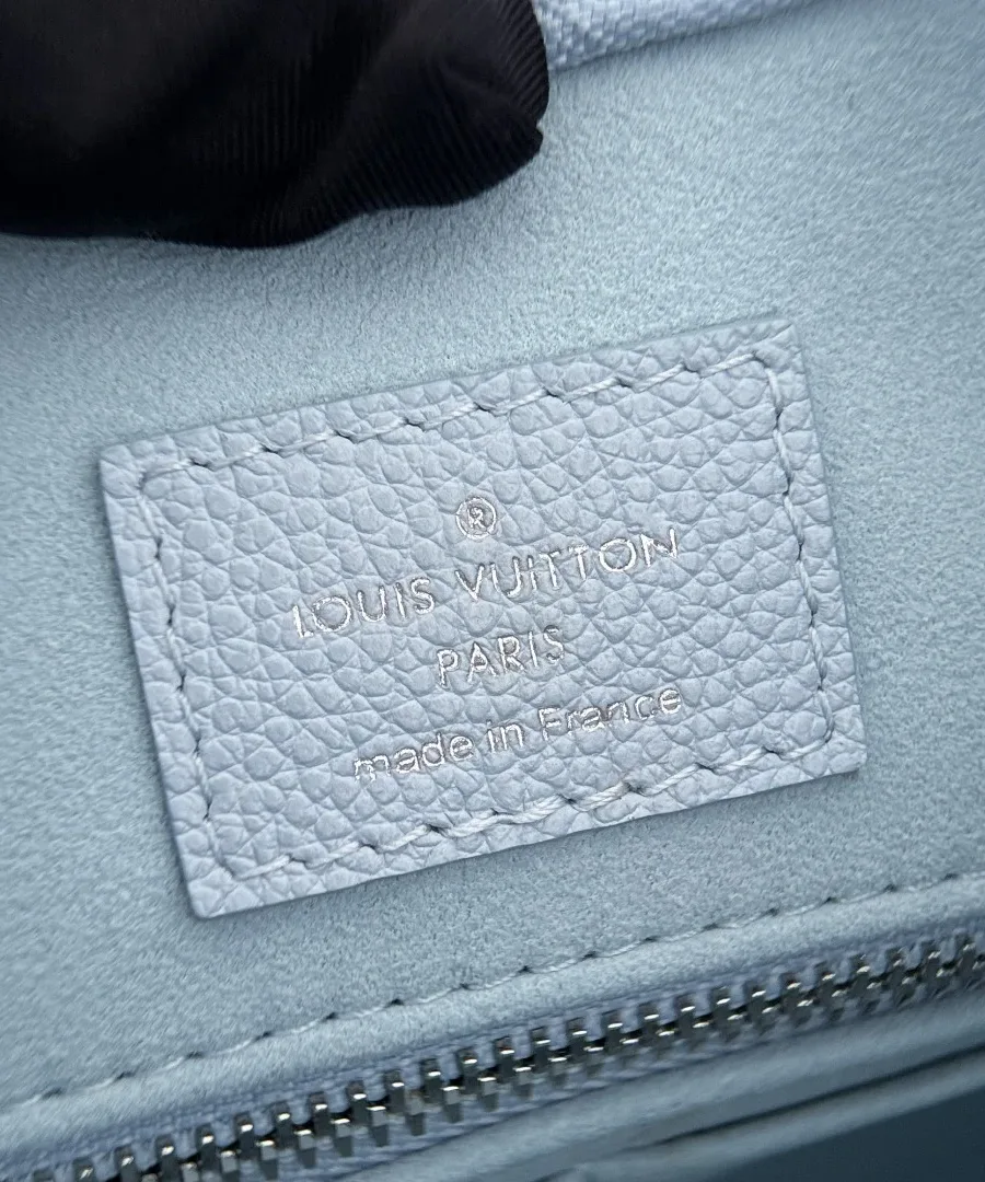 Кожаная нашивка с тиснением Louis Vuitton Paris made in France внутри сумки