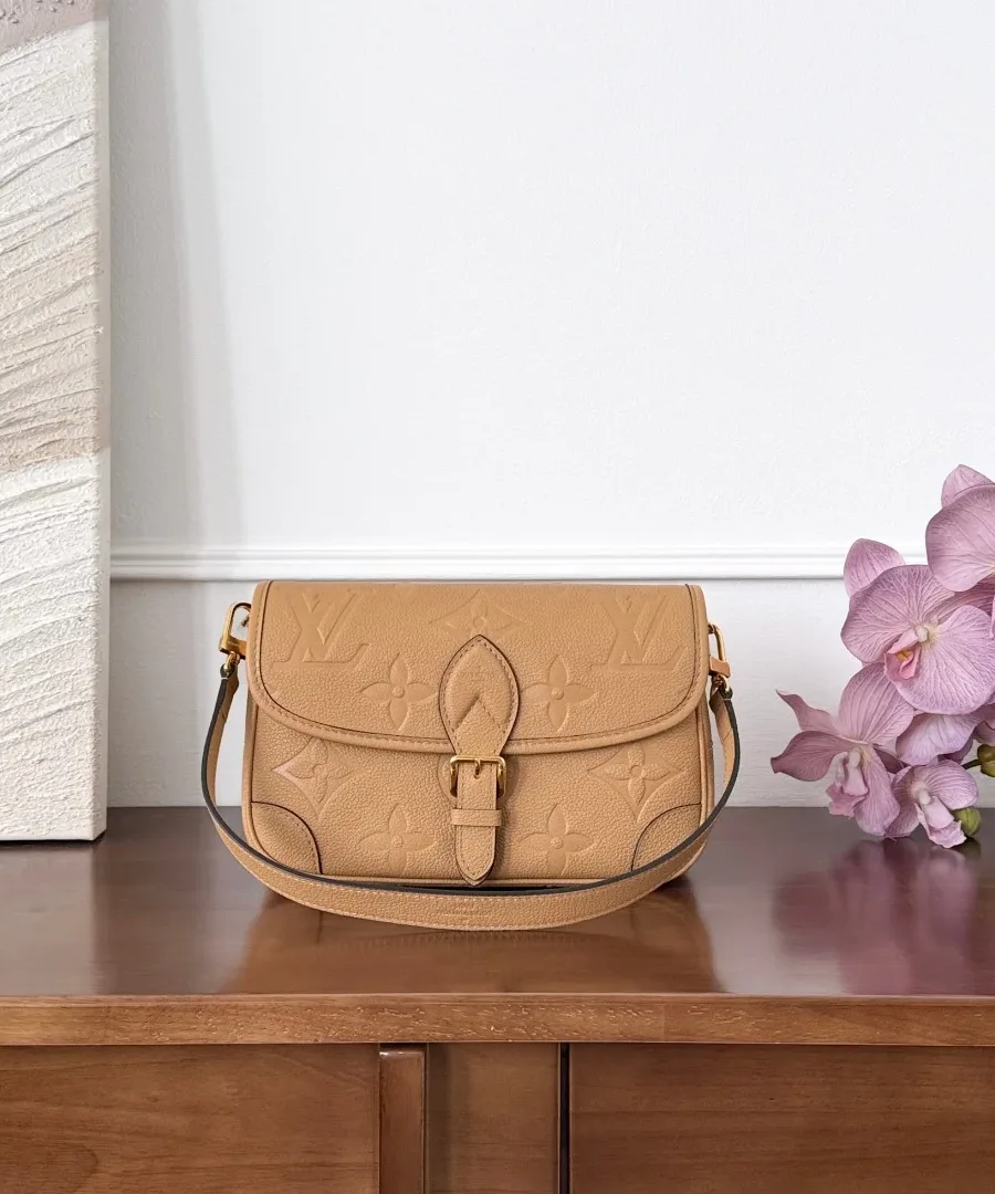 Коричневая сумка Louis Vuitton Diane из тисненой кожи, вид спереди