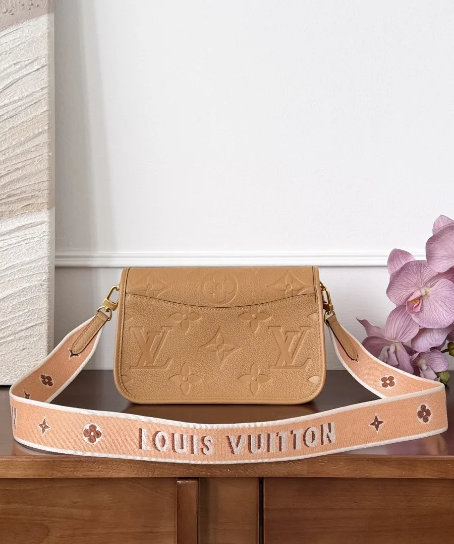 Коричневая сумка Louis Vuitton Diane с текстильным плечевым ремнем, вид сзади