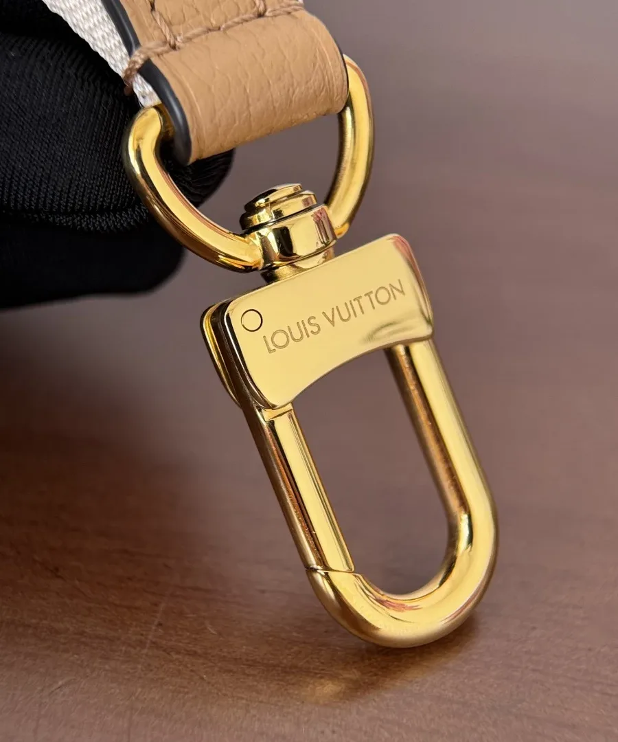 Золотистый металлический карабин с гравировкой Louis Vuitton