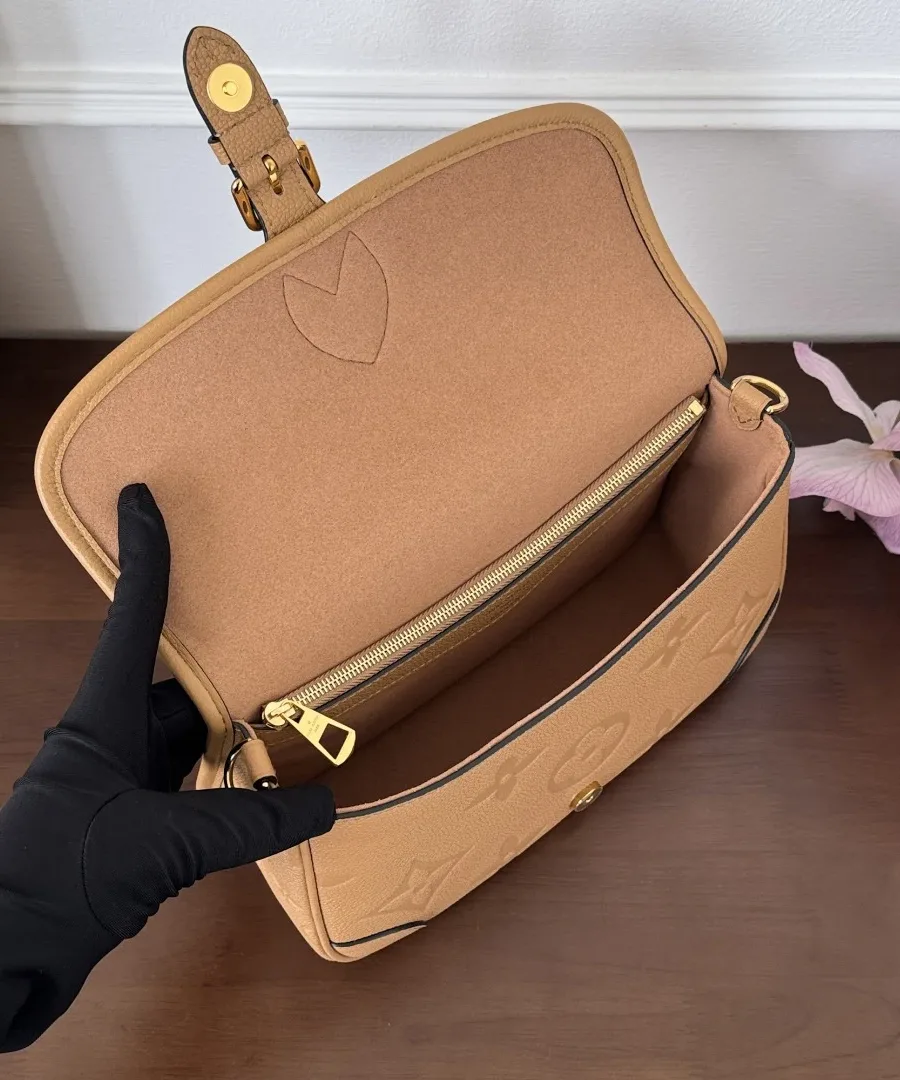 Открытая сумка Louis Vuitton Diane, вид на внутреннее отделение