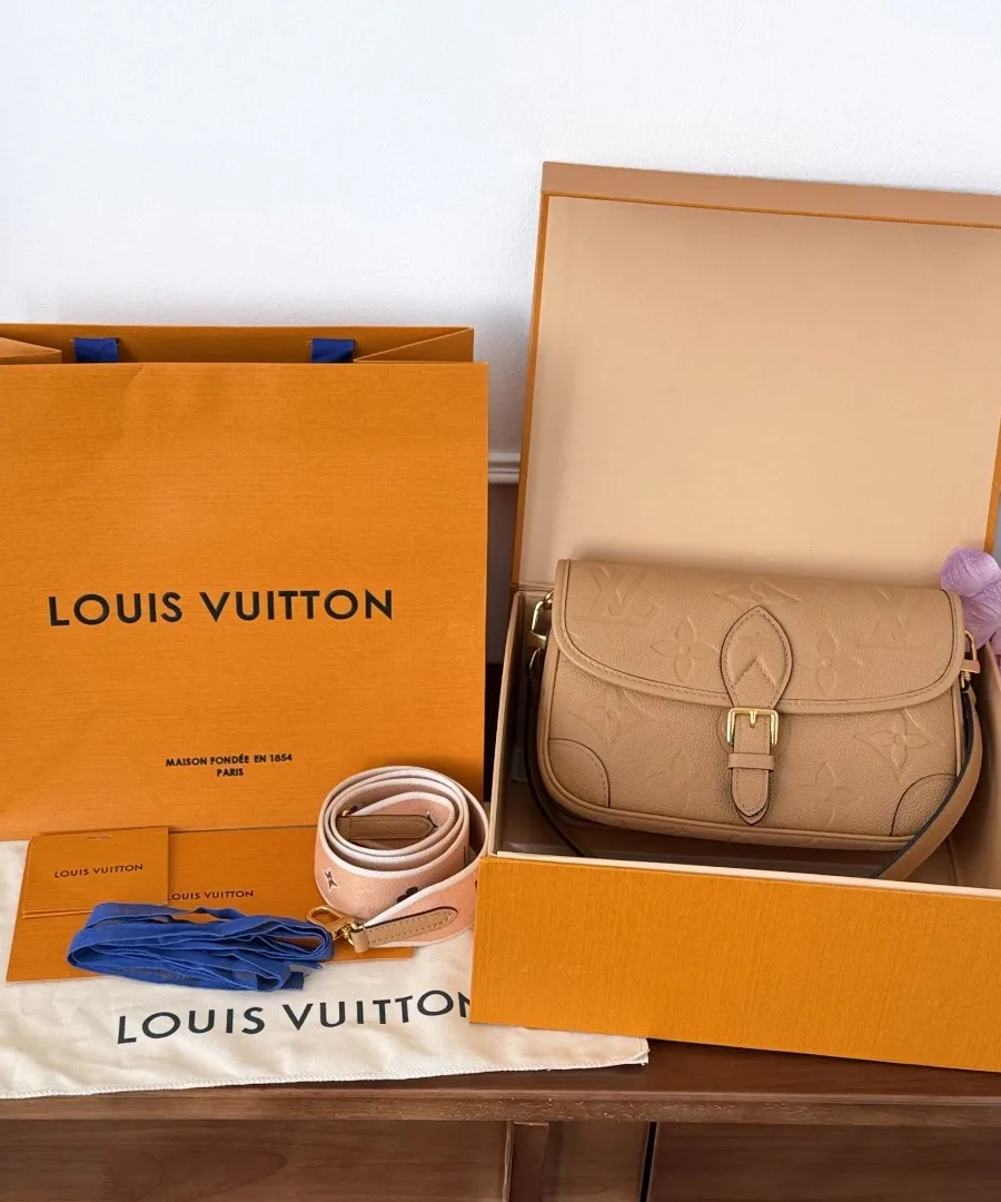 Сумка Louis Vuitton Diane в фирменной коробке с пыльником и ремнями