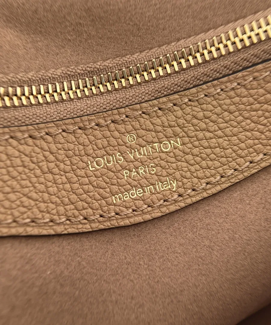 Внутреннее отделение сумки с золотистым тиснением Louis Vuitton Paris