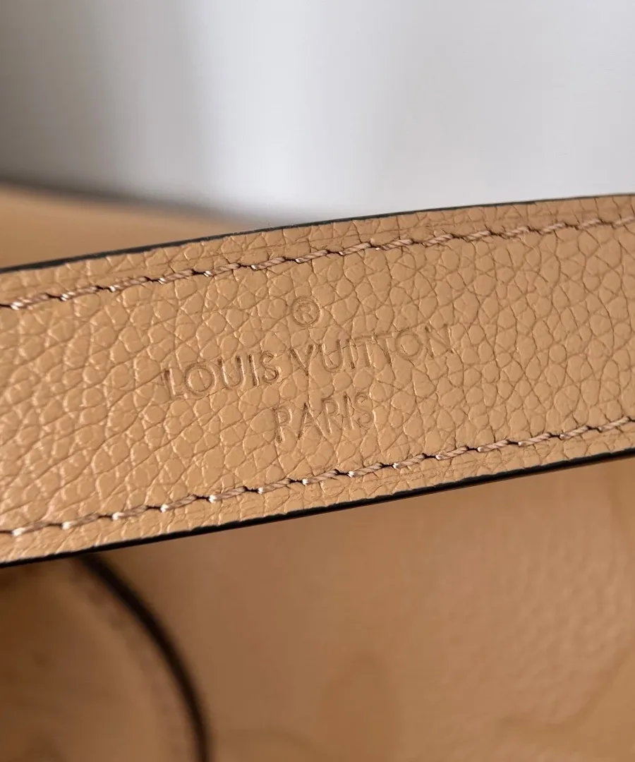 Тисненый логотип Louis Vuitton Paris на кожаном ремне