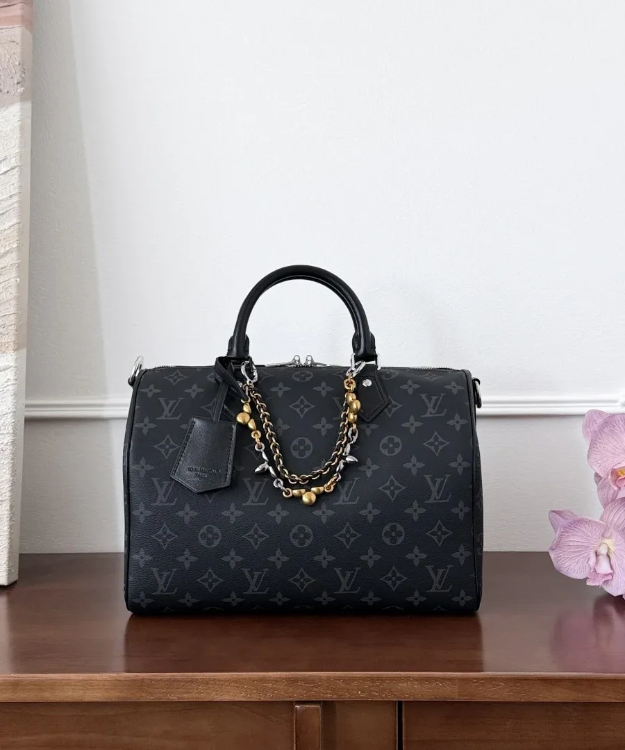 Черная сумка Speedy 30 с узором Monogram, вид спереди с декоративной цепочкой