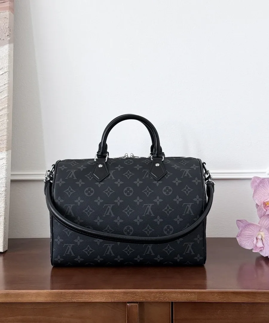 Черная сумка Speedy 30, вид сзади с кожаным ремешком