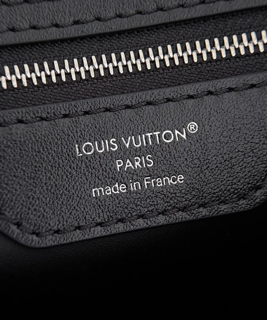 Внутреннее кожаное клеймо Louis Vuitton Paris made in France