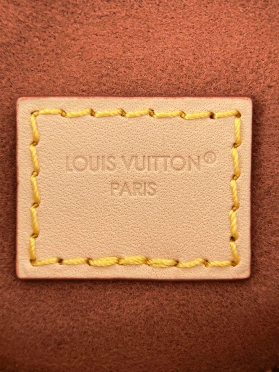 Внутреннее кожаное клеймо Louis Vuitton Paris на коричневой подкладке
