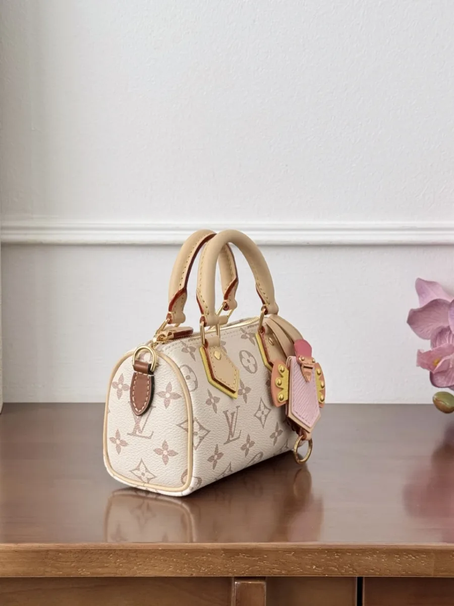 Мини-сумка Louis Vuitton Nano Speedy, вид сбоку