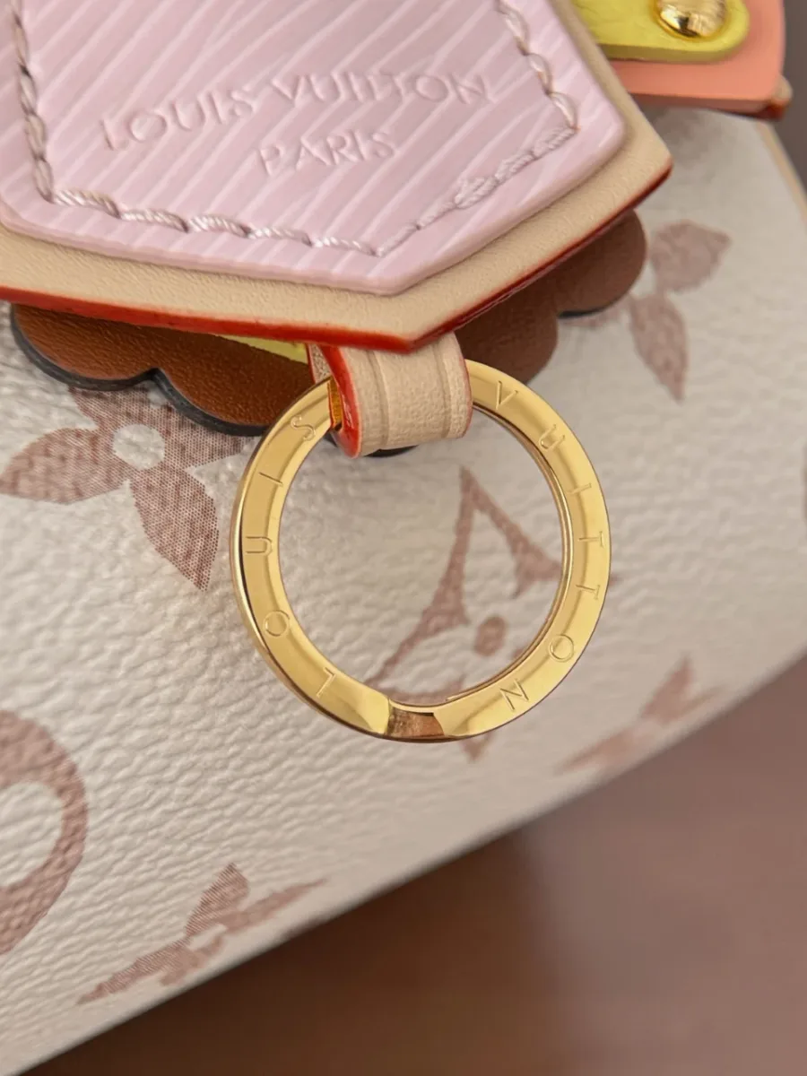 Деталь крепления брелока с золотистым кольцом на сумке Louis Vuitton