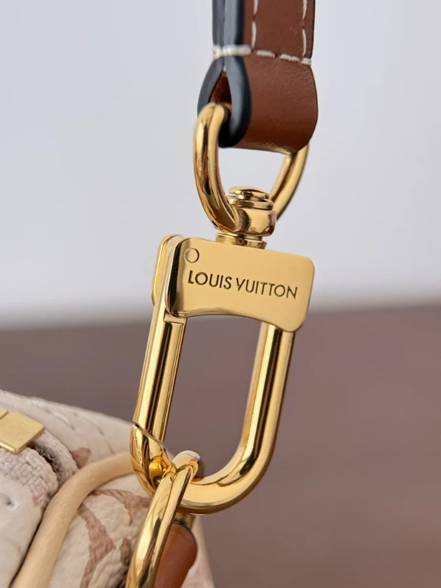 Золотистый карабин плечевого ремня с гравировкой Louis Vuitton