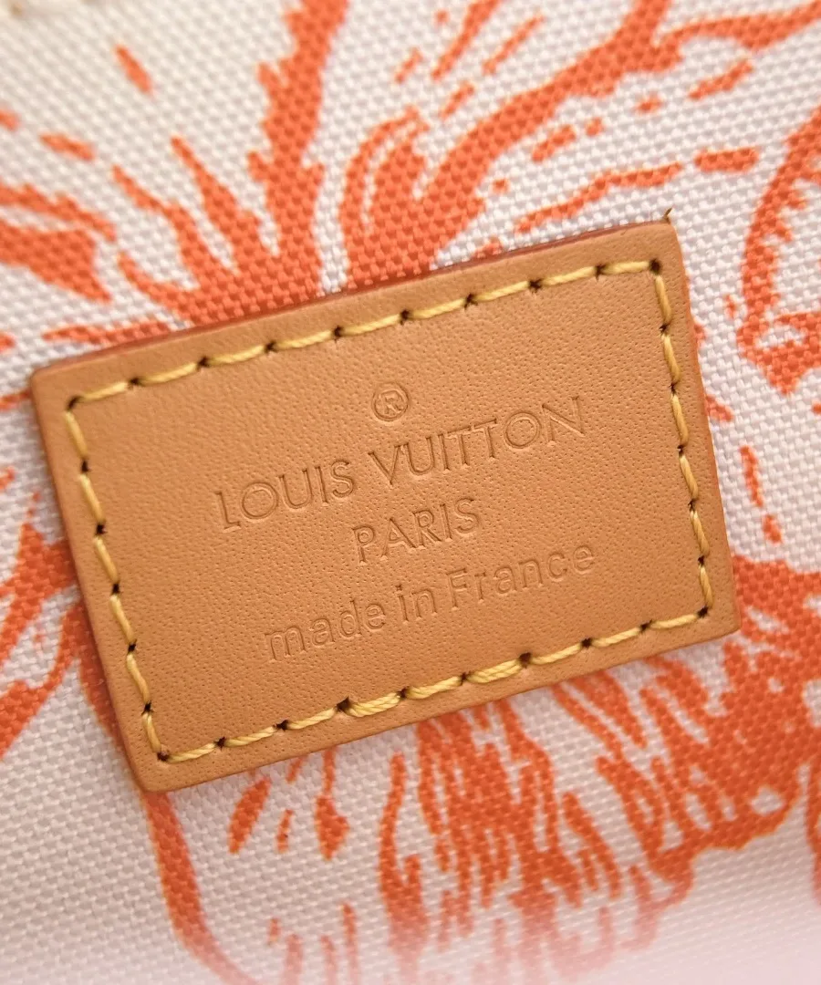 Кожаная нашивка с тиснением Louis Vuitton Paris внутри сумки