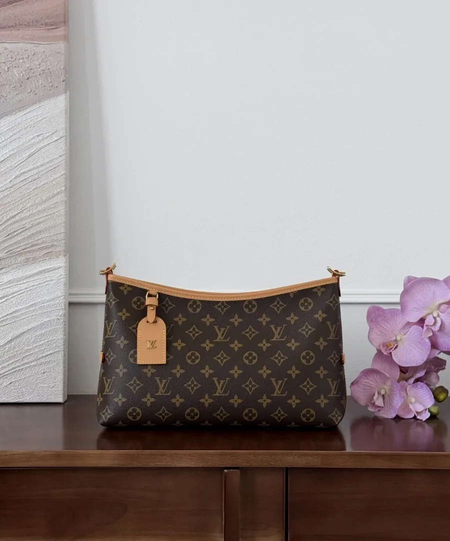 Коричневая сумка Louis Vuitton CarryAll Monogram, вид спереди с кожаным ярлыком