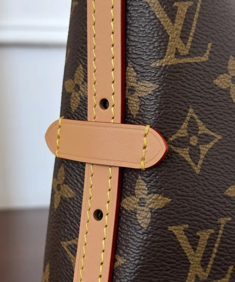 Боковое крепление плечевого ремня на сумке Louis Vuitton