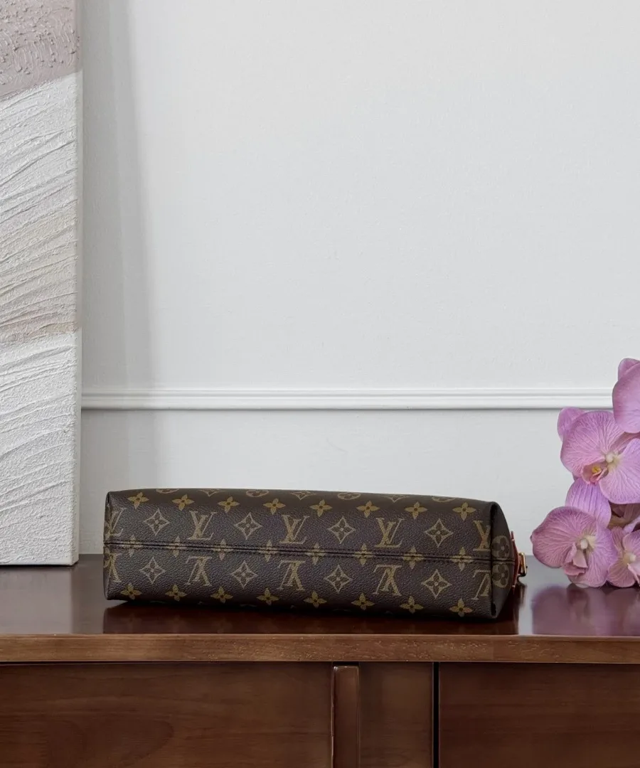 Нижняя часть сумки Louis Vuitton CarryAll Monogram, вид на дно