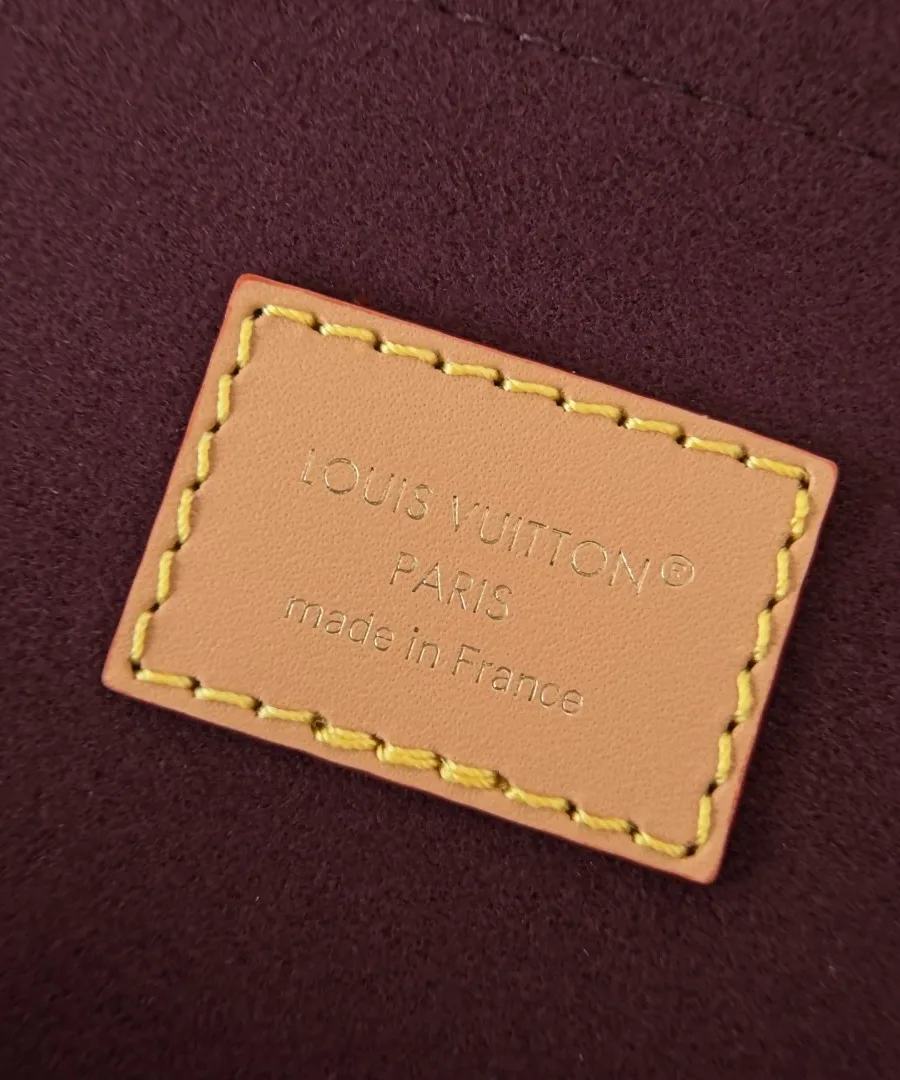 Внутреннее отделение сумки с кожаной нашивкой Louis Vuitton Paris