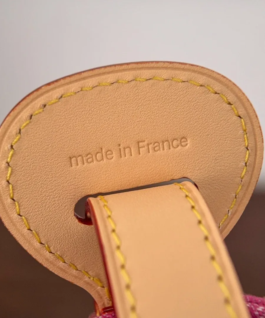 Кожаная деталь с тиснением Made in France и контрастной желтой строчкой