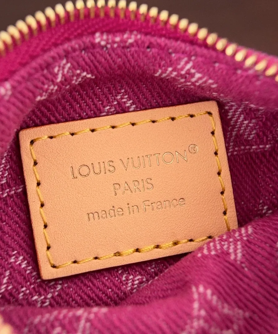 Кожаная нашивка с тиснением Louis Vuitton Paris внутри съемного кошелька
