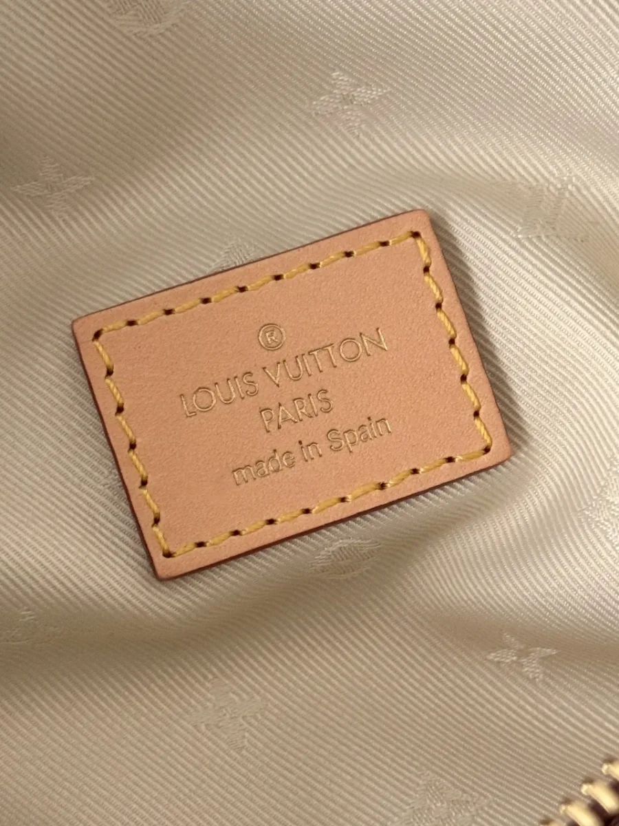 Кожаная нашивка с тиснением Louis Vuitton Paris внутри сумки.