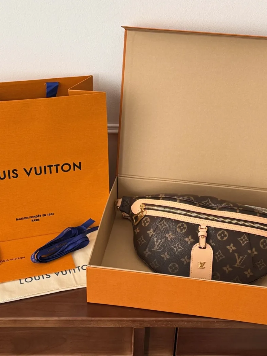 Поясная сумка Louis Vuitton Bumbag в фирменной коробке рядом с пакетом.