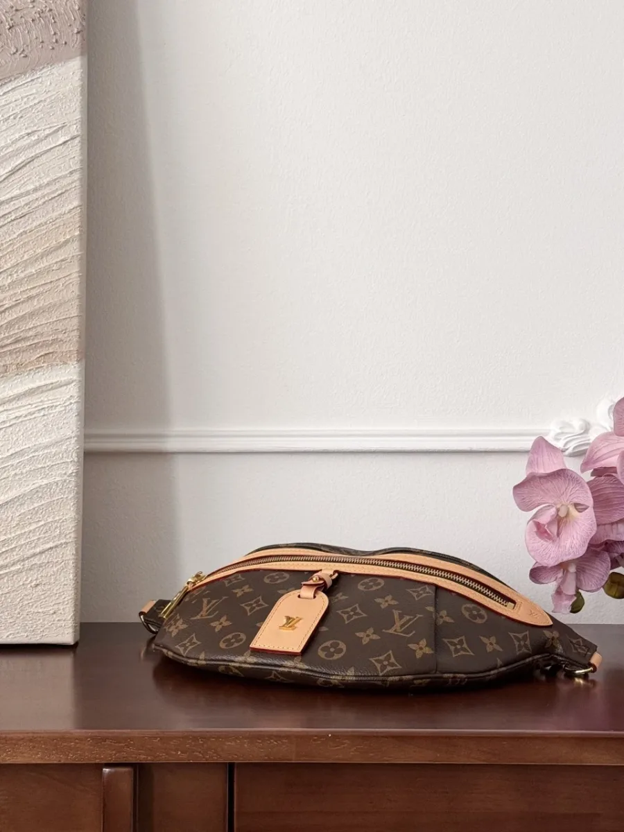 Поясная сумка Louis Vuitton Bumbag из канвы Monogram, вид сверху на молнию.
