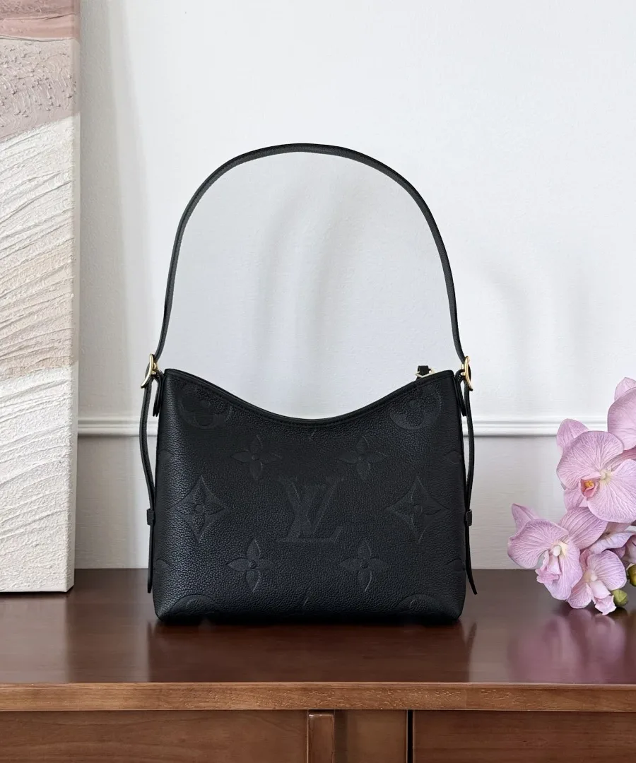 Вид спереди чёрной сумки CarryAll PM из тиснёной кожи Monogram Empreinte