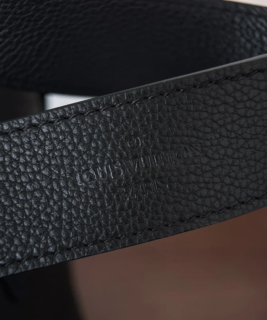 Тиснение Louis Vuitton на чёрном кожаном ремне