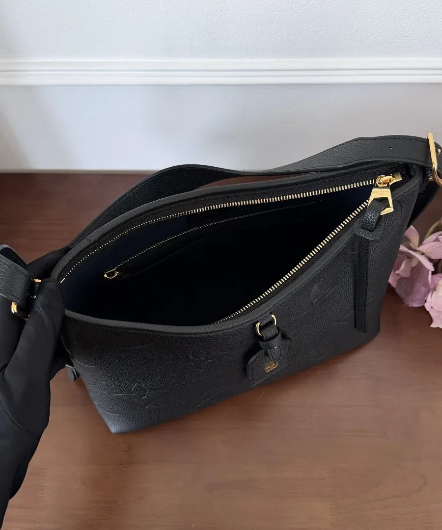 Вид сверху на открытое внутреннее отделение сумки CarryAll PM