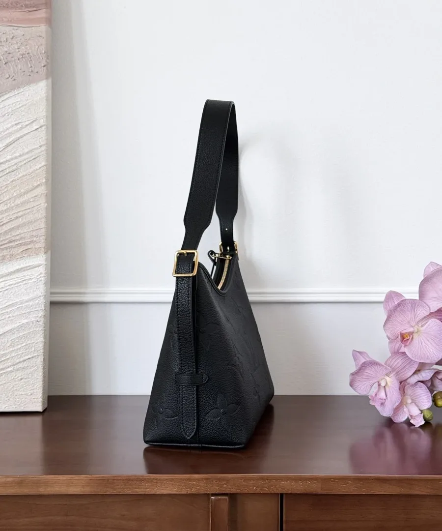 Боковой ракурс чёрной сумки CarryAll PM из зернистой кожи