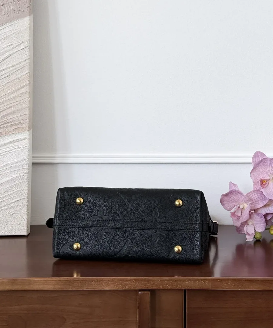 Вид снизу на дно чёрной сумки CarryAll PM с металлическими ножками