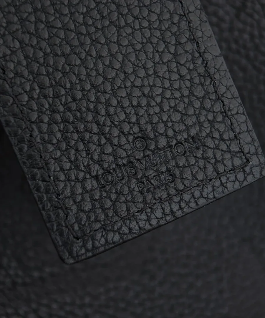 Тиснение Louis Vuitton Paris на чёрной зернистой коже
