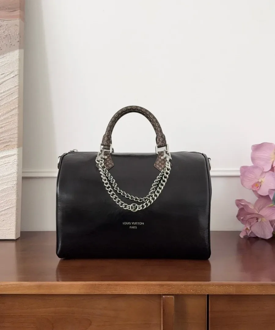 Чёрная сумка Speedy Soft 30 с серебристой цепочкой, вид спереди