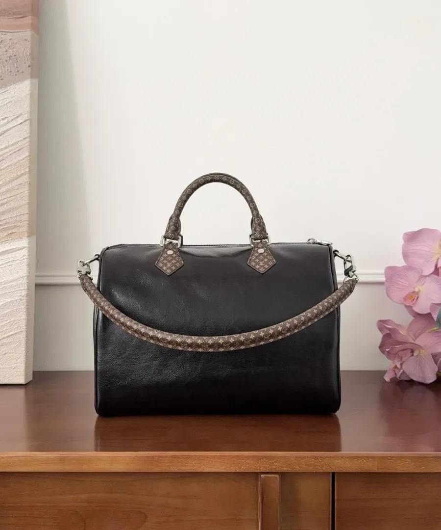 Чёрная сумка Speedy Soft 30 с плечевым ремнём Monogram, вид сзади