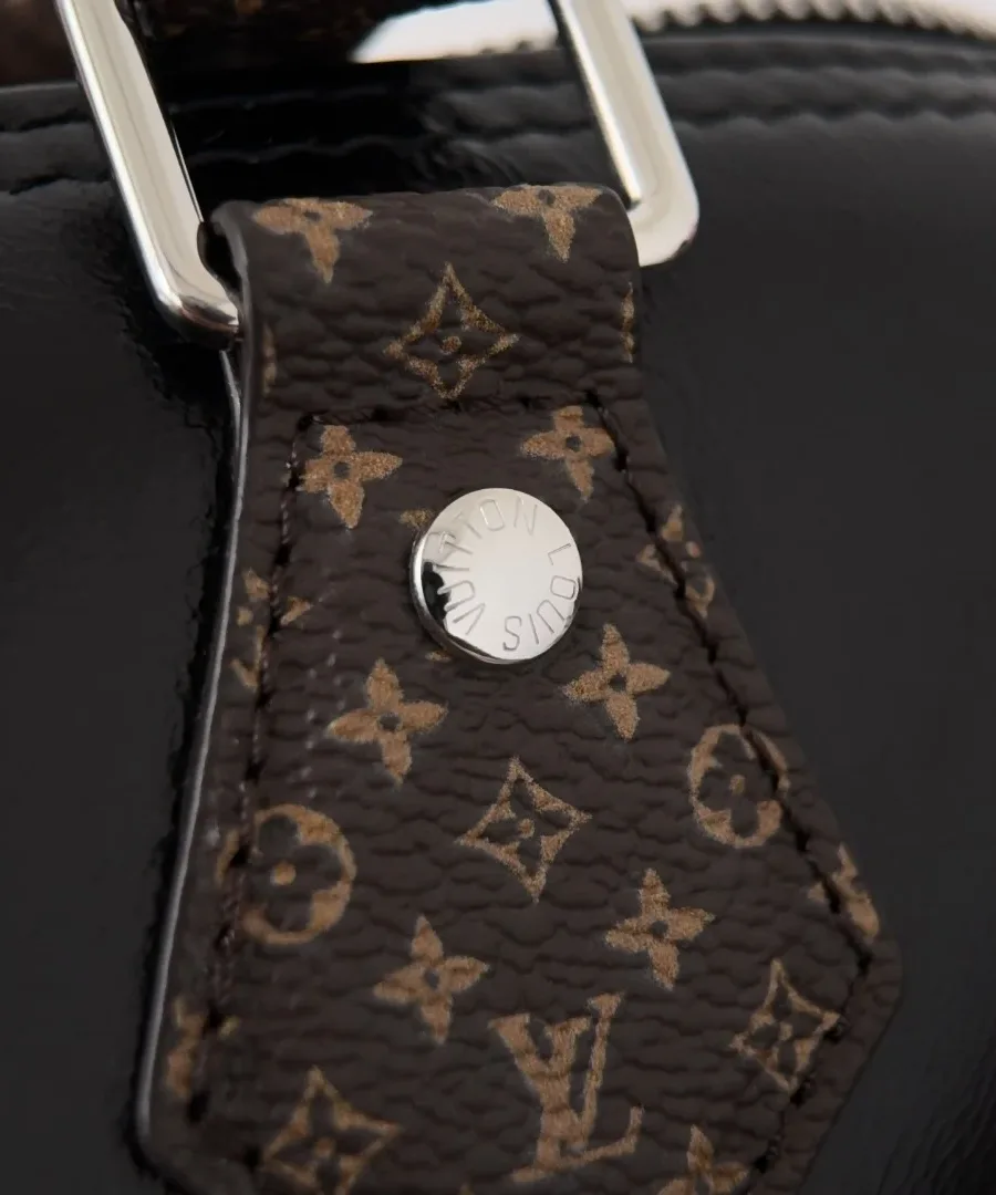 Деталь крепления ручки из канвы Monogram с металлической заклепкой