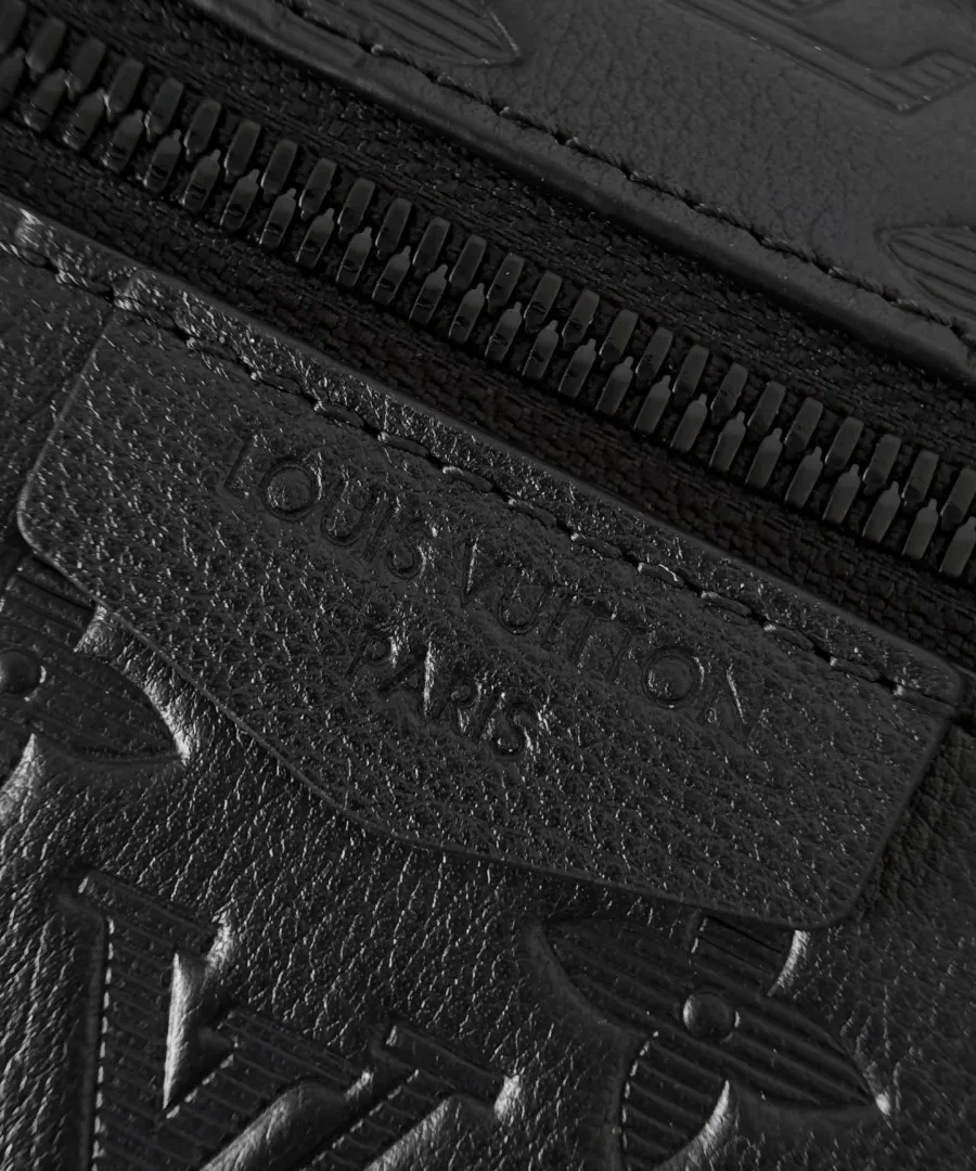 Тисненый логотип Louis Vuitton Paris под молнией на черной коже