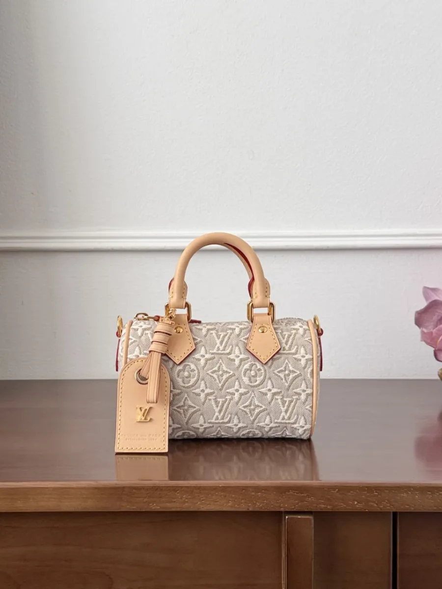 Бежевая мини-сумка Louis Vuitton Nano Speedy на деревянном столе